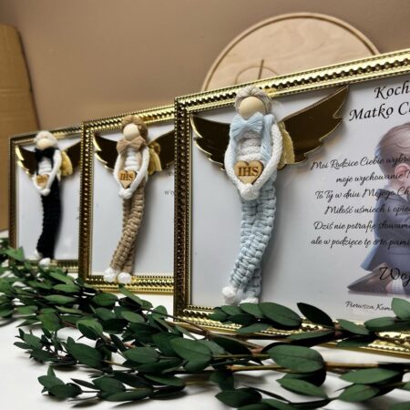 Pamiątka dla chłopca na Pierwszą Komunię Świętą – aniołek ze złotymi skrzydełkami w ramce z życzeniami