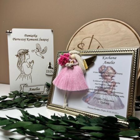 Pamiątka dla dziewczynki na Pierwszą Komunię Świętą – aniołek ze złotymi skrzydełkami w ramce z życzeniami
