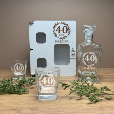 Karafka z 2 szklankami na urodziny w skrzynce (Grawer)